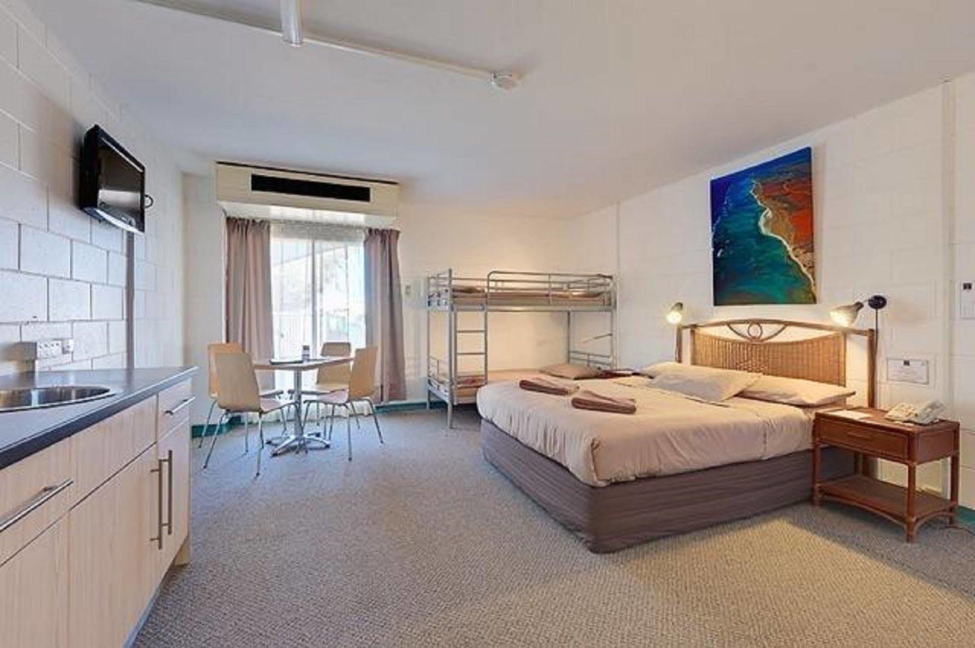 Sea Breeze Resort Exmouth Bagian luar foto
